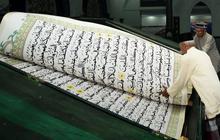 FOTO: Melihat Tradisi Tadarus Alquran Raksasa di Banyuwangi, Beratnya Capai 400 Kg