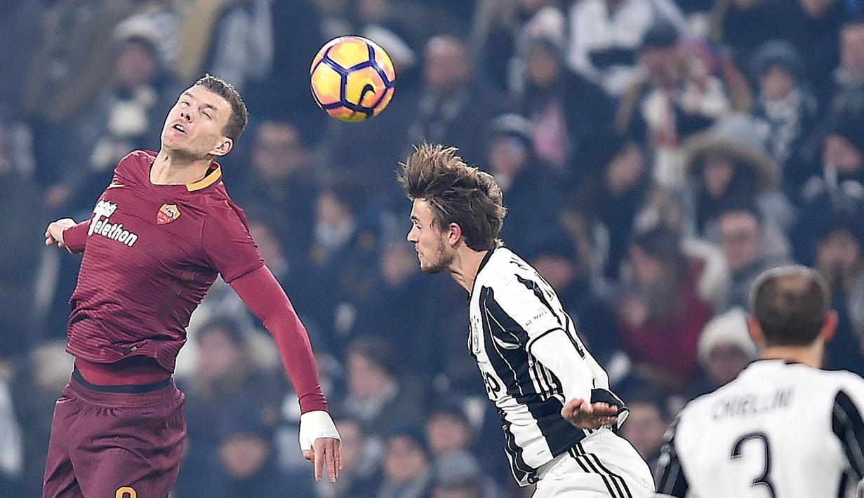 Penyerang AS Roma, Edin Dzeko (kiri) menambah persaingan topskor Serie A setelah mencetak 15 gol hingga pekan ke-22. (EPA/Alessandro Di Marco)