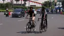 Pesepeda melintasi kawasan Bundaran HI, Jakarta, Minggu (16/8/2020). Ditutupnya 32 kawasan khusus pesepeda (KKP) di DKI Jakarta dilakukan lantaran banyak ditemukan pelanggaran protokol kesehatan. (Liputan6.com/Angga Yuniar)