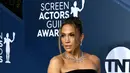 Aktris dan penyanyi Jennifer Lopez menghadiri ajang Screen Actors Guild Awards atau SAG Awards 2020 ke-26 di Shrine Auditorium Los Angeles, Minggu (19/1/2020). JLo juga mengenakan anting-anting drop line, gelang  yang dilapisi berlian dan cincin berlian lainnya. (Jon Kopaloff / GETTY IMAGES / AFP)