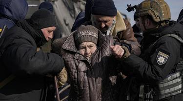 Seorang nenek di Irpin, di perbatasan Kyiv dievakuasi. Rusia masih terus serang Ukraina.