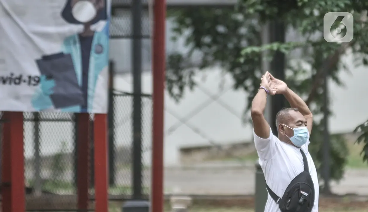 Pasien positif Covid-19 saat berolahraga di sekitar taman Rumah Sakit Darurat (RSD) Wisma Atlet, Kemayoran, Jakarta, Minggu (6/12/2020). Setiap pagi dan sore hari pihak RSD Wisma Atlet memperbolehkan pasien Covid-19 keluar kamar untuk berolahraga sekaligus menikmati udara segar. (merdeka.com/Iqbal N