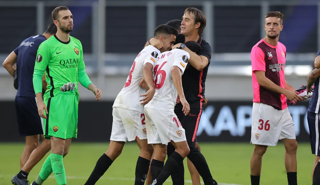 Pelatih Sevilla, Julen Lopetegui, merayakan kemenangan timnya atas AS Roma dalam laga babak 16 besar Liga Europa 2019/2020 di MSV-Arena, Jerman, Jumat (7/8/2020) dini hari WIB. Sevilla menang 2-0 atas AS Roma. (AFP/Friedemann Vogel/pool)