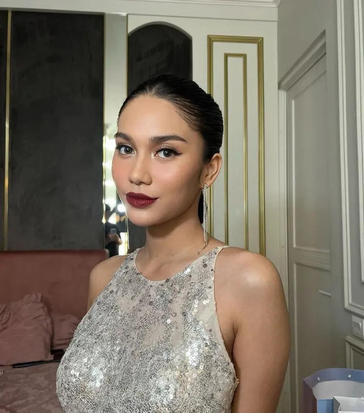 7 Potret Azizah Salsha Kenakan Gaun Sequin Tanpa Lengan, Tampil Bold dan Glamor