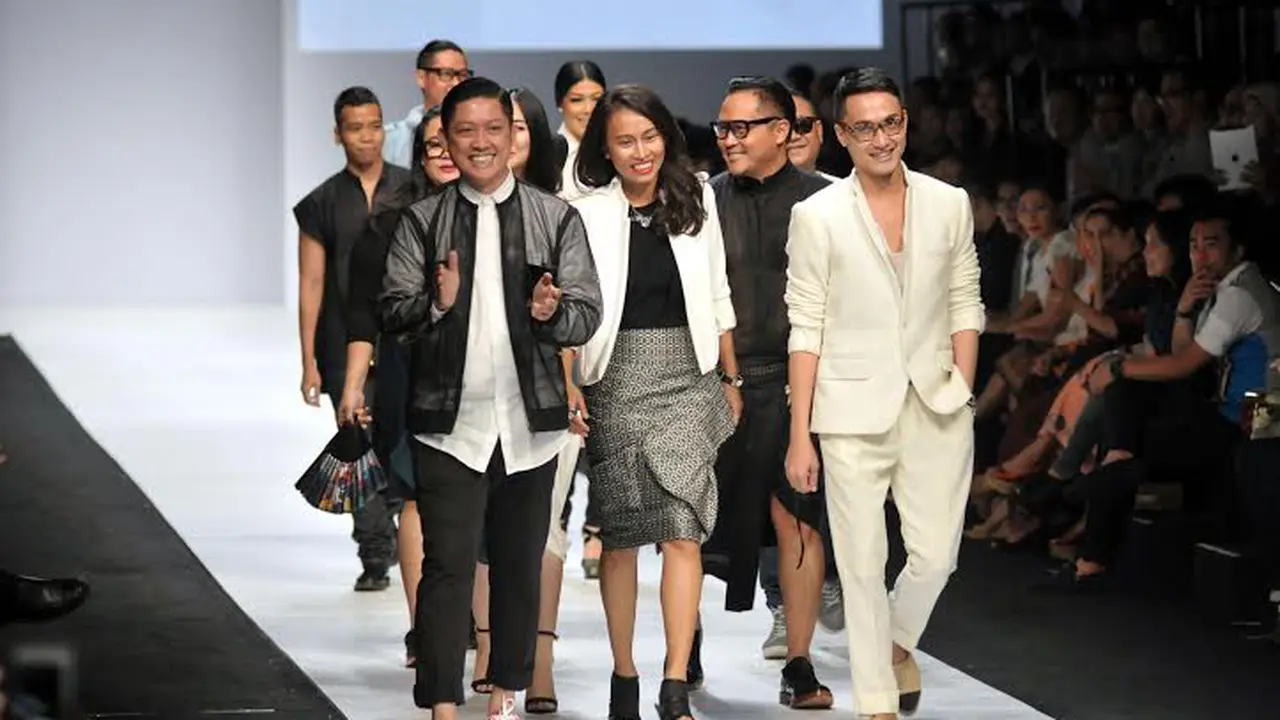 8 Desainer Indonesia Bikin Heboh Jakarta Fashion Week 2015