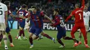 Penyerang Barcelona Robert Lewandowski merayakan gol ketiga timnya yang dicetak ke gawang  Valencia dalam duel pekan ke-33 La Liga 2023/2024 di Estadi Olympic Lluis Companys, Selasa (30/4/2024) dini hari WIB. (AP Photo/Joan Monfort)