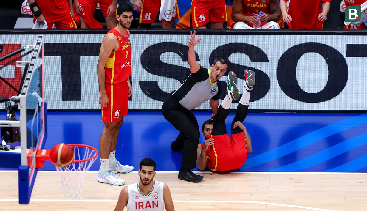 Pebasket Spanyol, Sergio Llull (kanan) terjatuh saat berusaha melakukan three point pada laga Grup G Piala Dunia FIBA 2023 melawan Iran di Indonesia Arena, Senayan, Jakarta, Rabu (30/08/2023). Spanyol menang dengan skor 85-65. (Bola.com/Bagaskara Lazuardi)