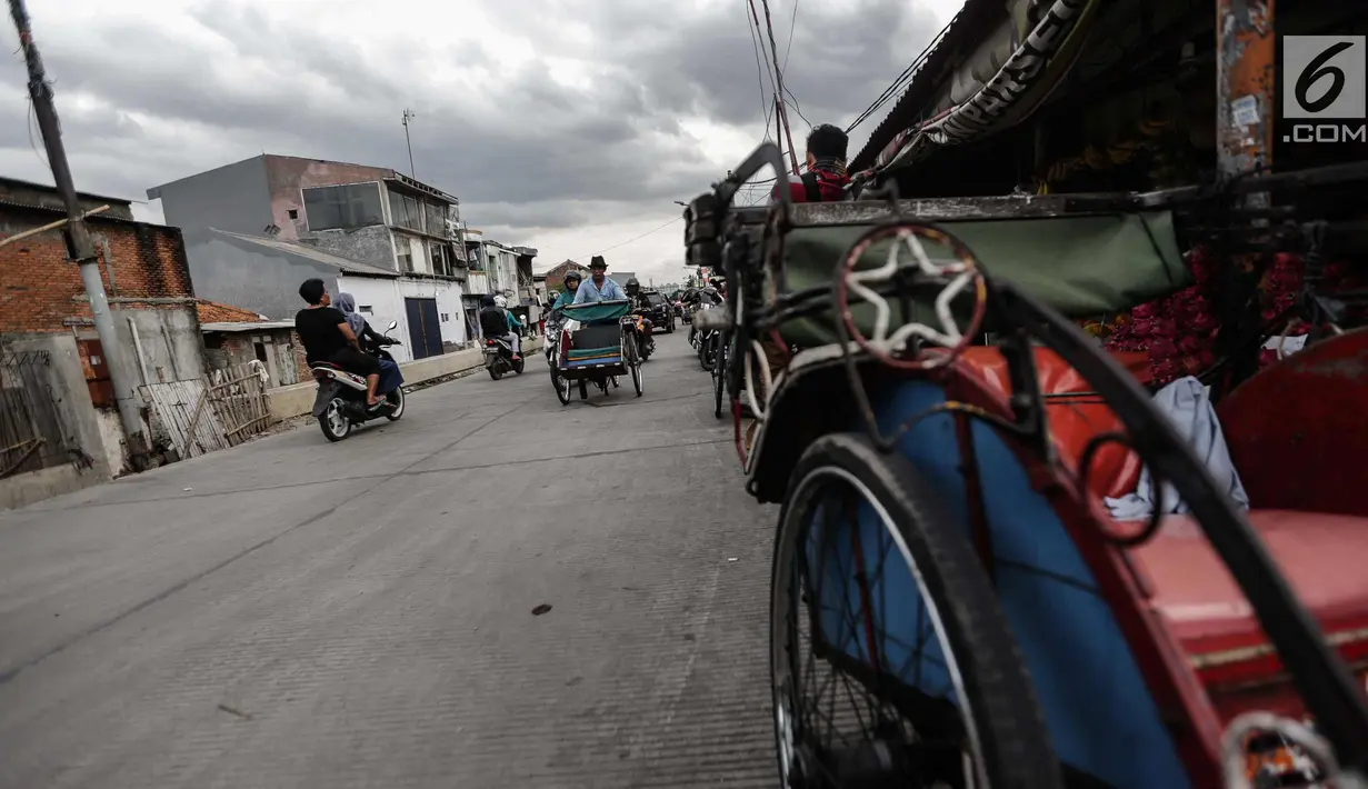 Aktifitas becak di kawasan Kampung Bahari, Tanjung Priok, Jakarta, Selasa (16/1). Keberadaan becak  aktifitasnya kucing-kucingan dengan petugas satpol PP ini akan dilegalkan operesionalnya oleh Gubernur Anies Baswedan. (Liputan6.com/Faizal Fanani)