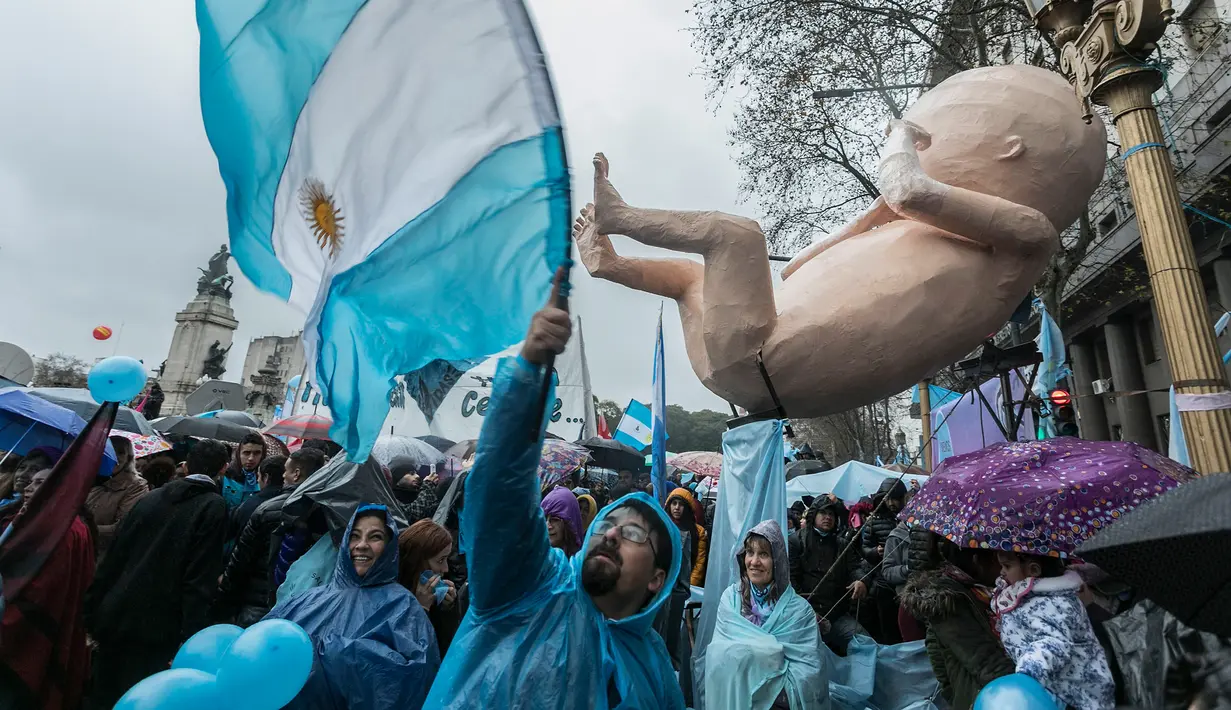Para aktivis yang menentang legalisasi aborsi berdemonstrasi di luar Kongres Nasional di Buenos Aires, Argentina, Rabu (8/8). Senat Argentina menggelar pemungutan suara terkait RUU yang akan melegalkan aborsi. (Alberto RAGGIO/AFP)