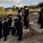 Yahudi ultraortodoks berpartisipasi dalam upacara Tashlich di tepi sungai dekat Beit Shemesh, Israel, Rabu (20/9/2023). Tashlich, yang berarti 'membuang' dalam bahasa Ibrani, adalah praktik di mana orang Yahudi pergi ke perairan besar yang mengalir dan secara simbolis 'membuang' dosa mereka dengan melemparkan sepotong roti atau makanan serupa ke dalam air. (AP Photo/Ohad Zwigenberg)