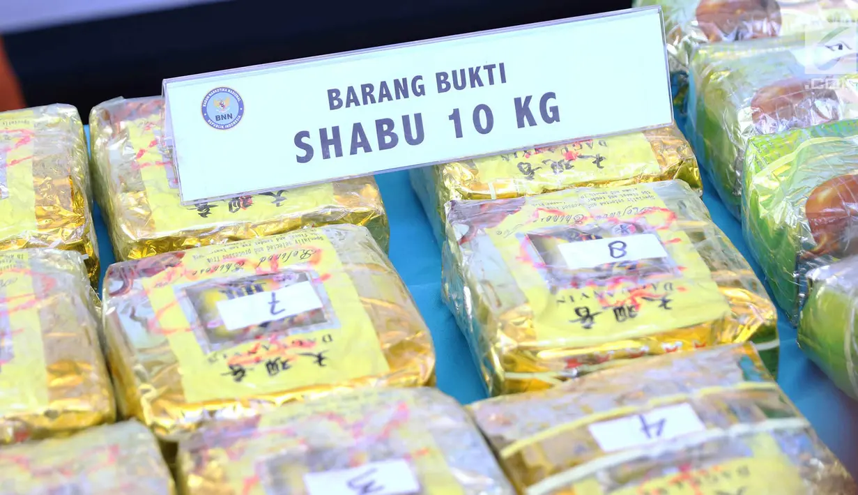 Barang bukti pengungkapan tiga kasus narkoba dihadirkan di Gedung BNN, Cawang, Jakarta, Kamis (29/3). Selama Maret 2018, BNN berhasil mengungkap tiga kasus penyelundupan narkotika jaringan internasional. (Liputan6.com/Immanuel Antonius)