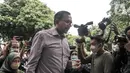 Direktur Lokataru Haris Azhar saat tiba di Polda Metro Jaya, Jakarta, Senin (21/3/2022). Haris Azhar diperiksa dalam kasus dugaan fitnah dan pencemaran nama baik terhadap Menko Bidang Kemaritiman dan Investasi Luhut Binsar Pandjaitan. (merdeka.com/Iqbal S. Nugroho)