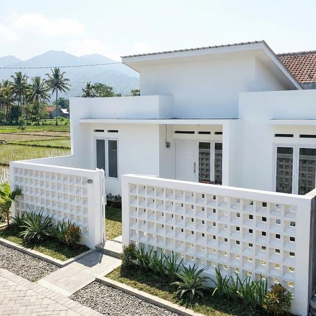 7 Pagar Roster untuk Rumah Kecil di Desa, Tampil Modern dan Sejuk