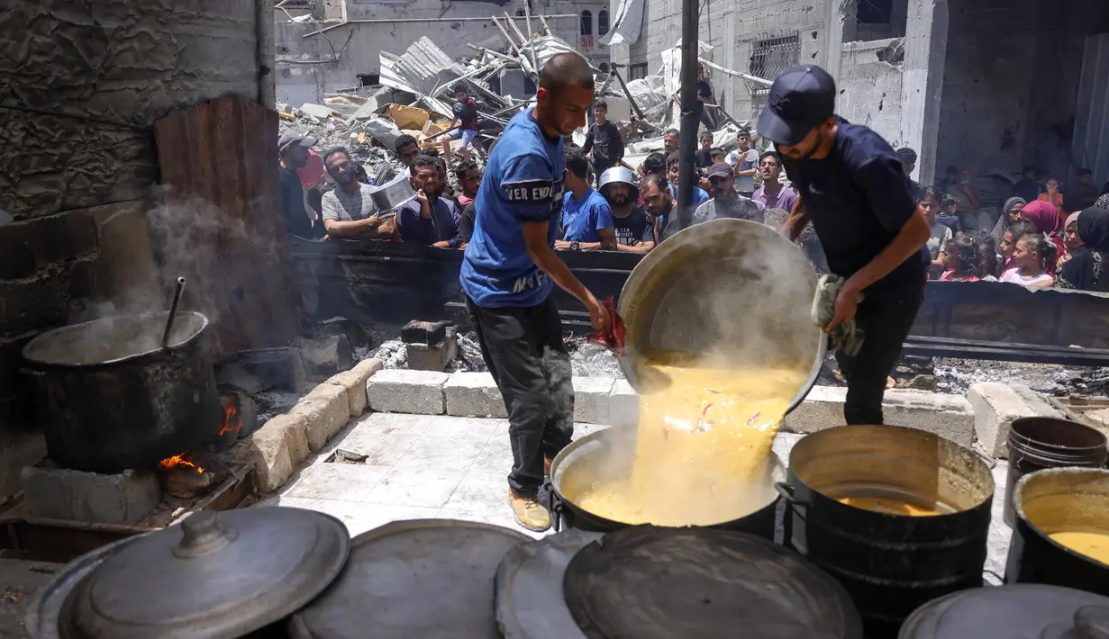 Israel mengumumkan akan mengizinkan pasokan makanan dalam jumlah yang sangat terbatas ke Jalur Gaza. Hal tersebut disampaikan kantor Perdana Menteri Israel Benjamin Netanyahu, Senin 19 Mei 2025. (Bashar TALEB/AFP)