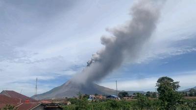 Gunung Sinabung Kembali Erupsi, Warga Dilarang Beraktivitas di Radius 3 Kilometer