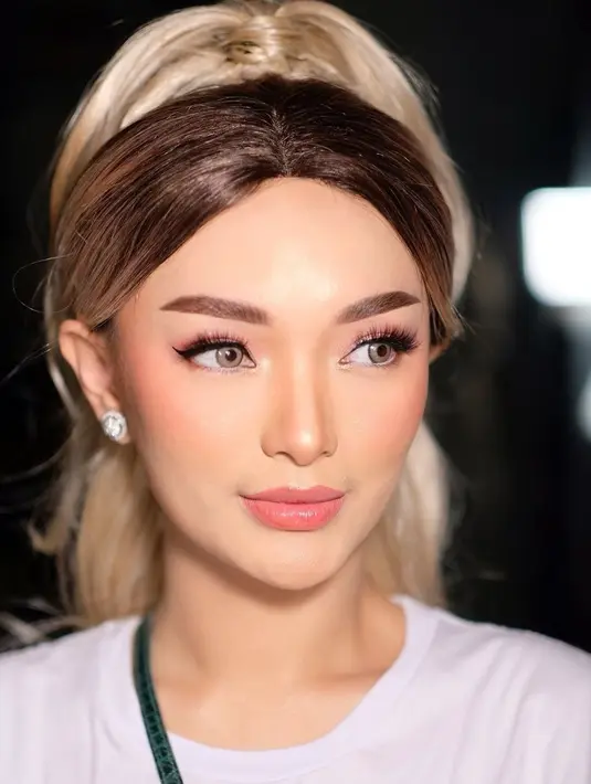 Dia pun melengkapi penampilannya dengan riasan bernuansa peach dan bulu mata yang lentik. (instagram.com/zaskia_gotix).