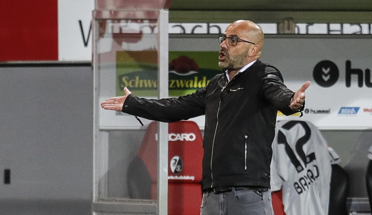 Pelatih Bayer Leverkusen, Peter Bosz, memberikan arahan kepada pemainnya saat melawan Freigurg pada laga pekan ke-29 Bundesliga 2019/20 di Schwarzwald-Stadion, Sabtu (30/5/2020) dini hari WIB. Leverkusen menang 1-0 atas Freiburg. (AFP/Ronald Wittek/pool)