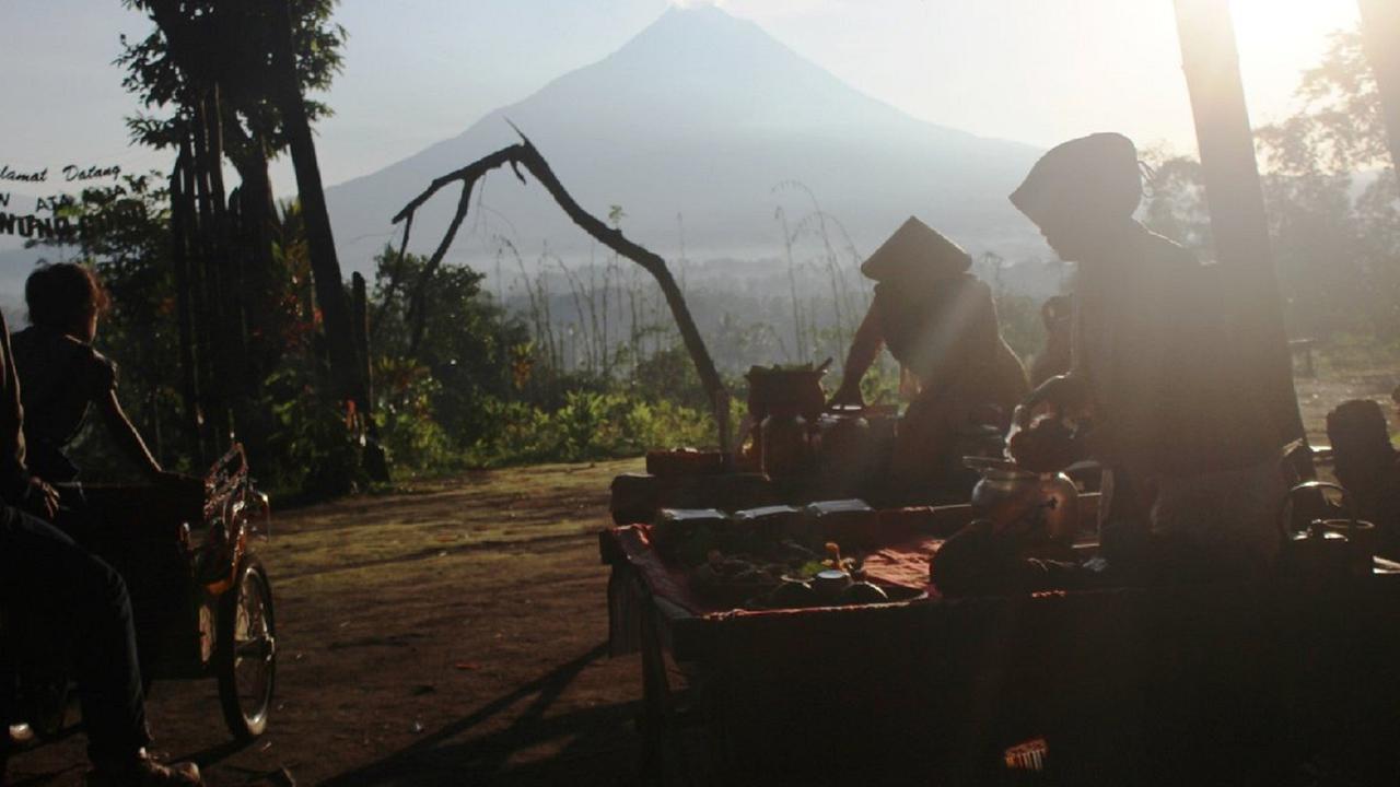Gunung Merapi Keluarkan Tiga Awan Panas Guguran, Ada yang Tingginya 2 Kilometer