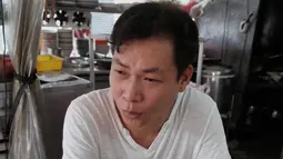 Mantan gangster Taiwan, Yen Wei-shun menjalani bisnis berjualan mi di pasar tradisional New Taipei City, 4 September 2018. Tindakan Yen ini pun menarik perhatian media lokal dan video kehidupannya telah dilihat ratusan ribu kali di YouTube. (SAM YEH/AFP)