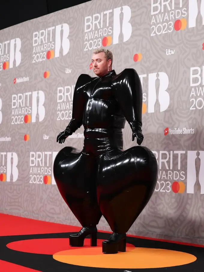 Penampilan Dramatis Sam Smith yang Diejek Warganet Kenakan Kostum Lateks BRIT Awards 2023