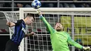 Kiper PSV Eindhoven, Jeroen Zoet menggagalkan sundulan gelandang Inter Milan, Ivan Perisic pada laga pamungkas penyisihan Grup B Liga Champions di Stadion San Siro, Rabu (12/12). Inter Milan hanya mampu bermain imbang 1-1. (Marco BERTORELLO/AFP)