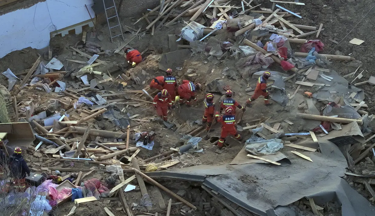 Gempa menyebabkan kerusakan besar, termasuk rumah-rumah roboh. Pasokan listrik dan air terganggu di beberapa desa, menurut laporan media pemerintah. Zhang Hongxiang/Xinhua via AP)