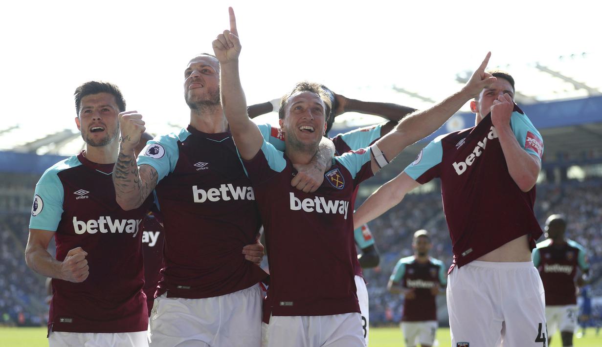 Para pemain West Ham United merayakan gol Mark Noble (tengah) saat melawan Leicester City pada lanjutan Premier League di King Power Stadium, Leicester, (5/5/2018).  West Ham menang 2-0. (Tim Goode/PA via AP)
