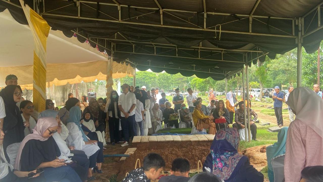"Laa Ilaaha Illallah," ujar pelayat bersahutan mengiringi pemakaman almarhum di lokasi.<br>