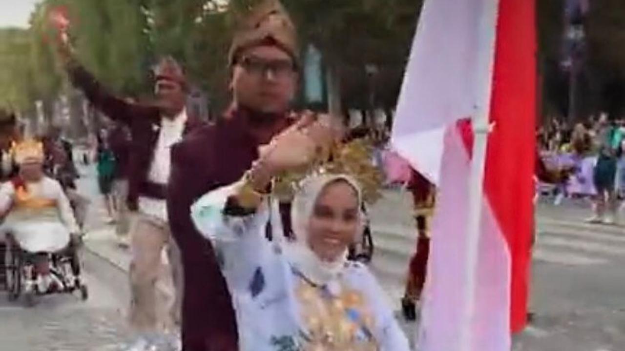 Kirim 35 Atlet, Begini Keseruan Parade Kontingen Indonesia di Acara Opening Ceremony Paralympic Paris 2024