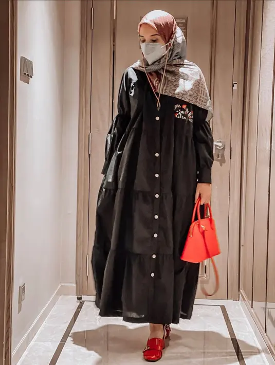 Kemeja gamis berwarna hitam dengan detail ruffle ini akan membuat kamu tampil modis dan sederhana. (instagram/zaskiasungkar15)