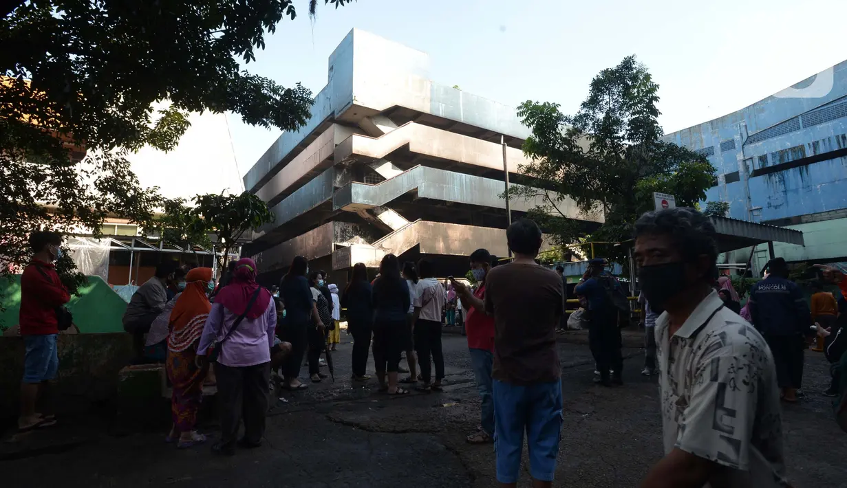 Para pedagang pasar inpres Pasar Minggu pasca kebakaran blok C di Jakarta, Selasa (13/4/2021). Aktivitas perdagangan di Pasar Minggu untuk sementara waktu dihentikan akibat musibah kebakaran. (merdeka.com/Imam Buhori)