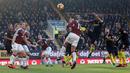 Duel antara pemain Manchester City dan Burnley dalam laga Premier League di Stadion Turf Moor, Sabtu (26/11/2016). (Action Images via Reuters/Carl Recine)