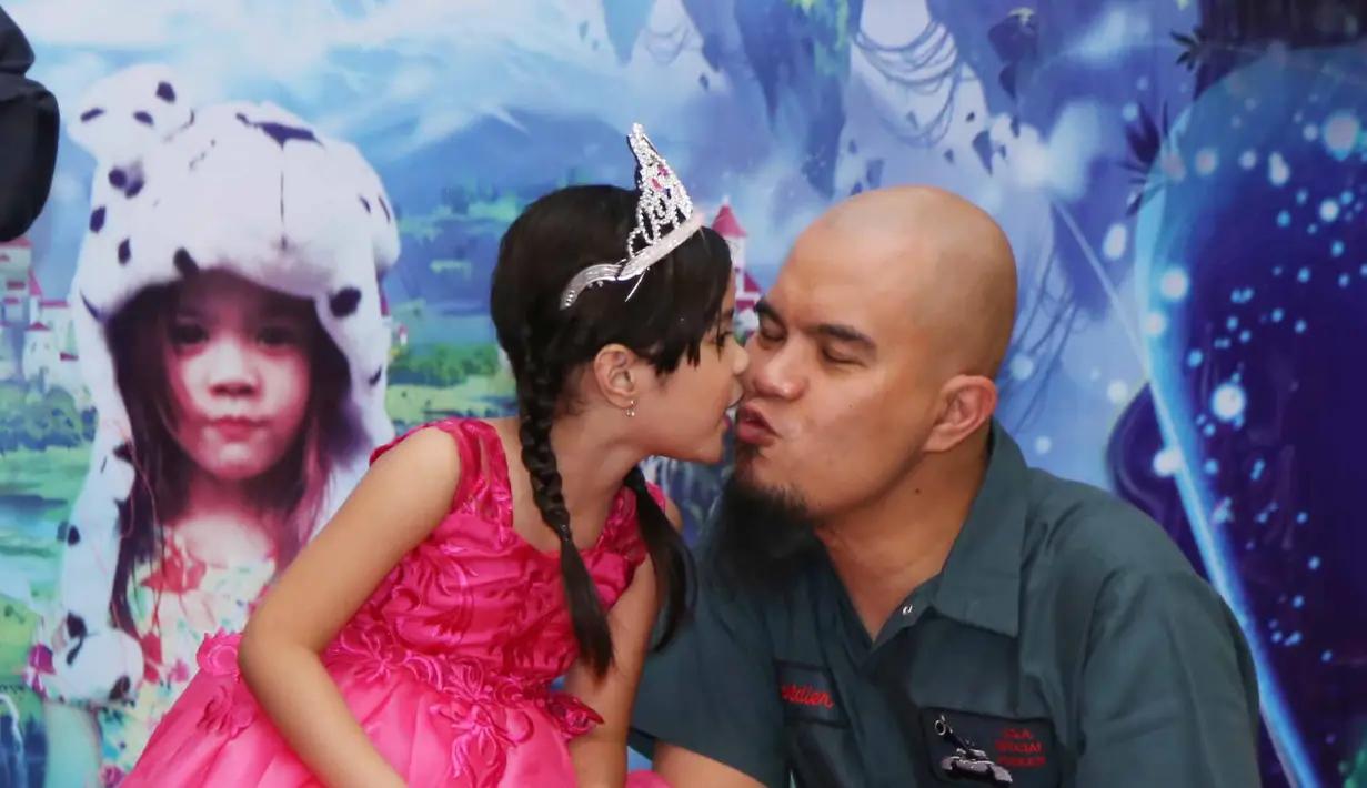 "Dia (Shafeea) dan aku sih pengennya ke luar negeri tapi terbentur Mas Dhani. Mas Dhani maunya ke Jawa, ya paling nanti deh bulan Maret," ucap Mulan. (Nurwahyunan/Bintang.com)