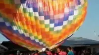 Balon-balon berukuran besar ini diduga berasal dari masyarakat Wonosobo yang melaksanakan tradisi syawalan dengan melepas balon.