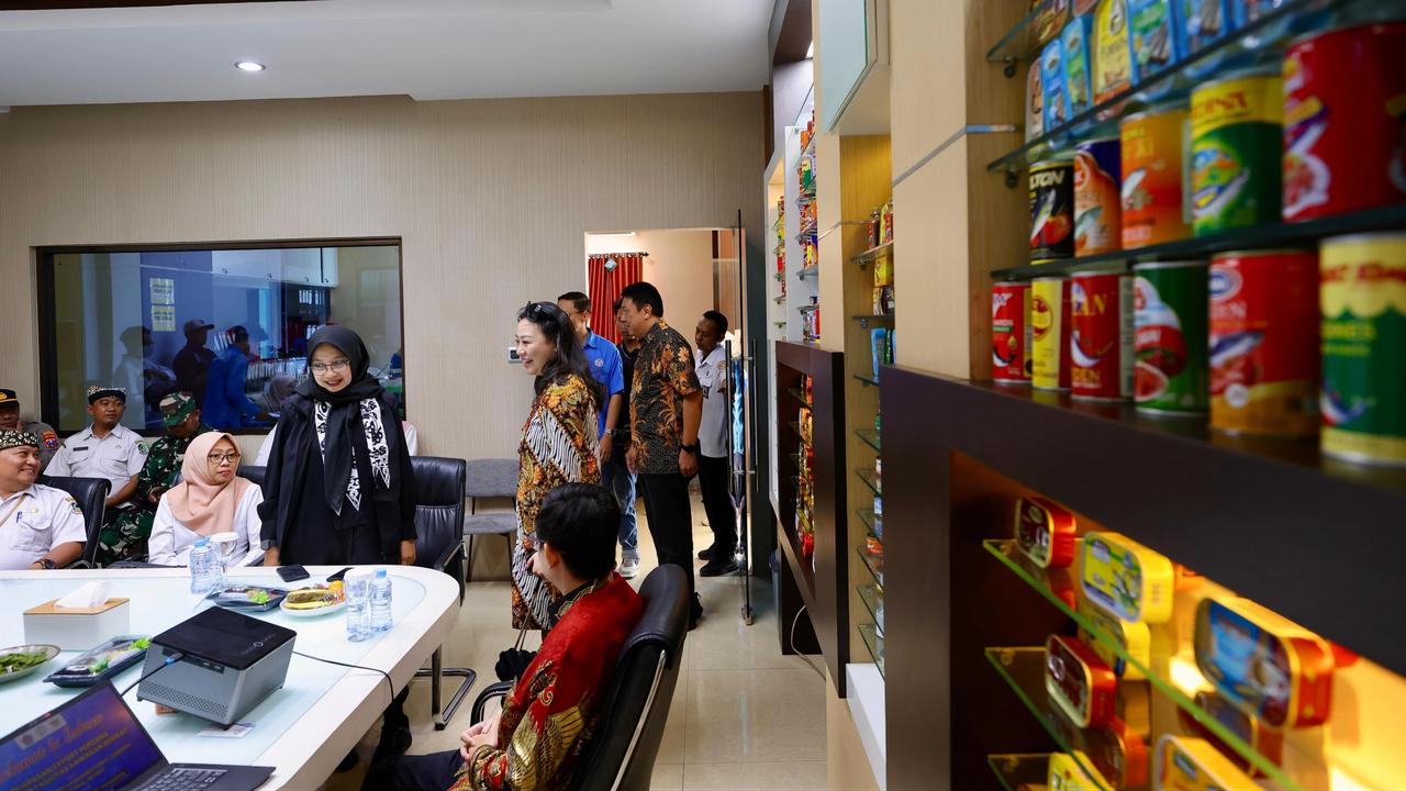 Bupati Ipuk Saat Melepas Ekspor Ikan Kalengan PT. Pasifik Harvest pada April 2025 lalu