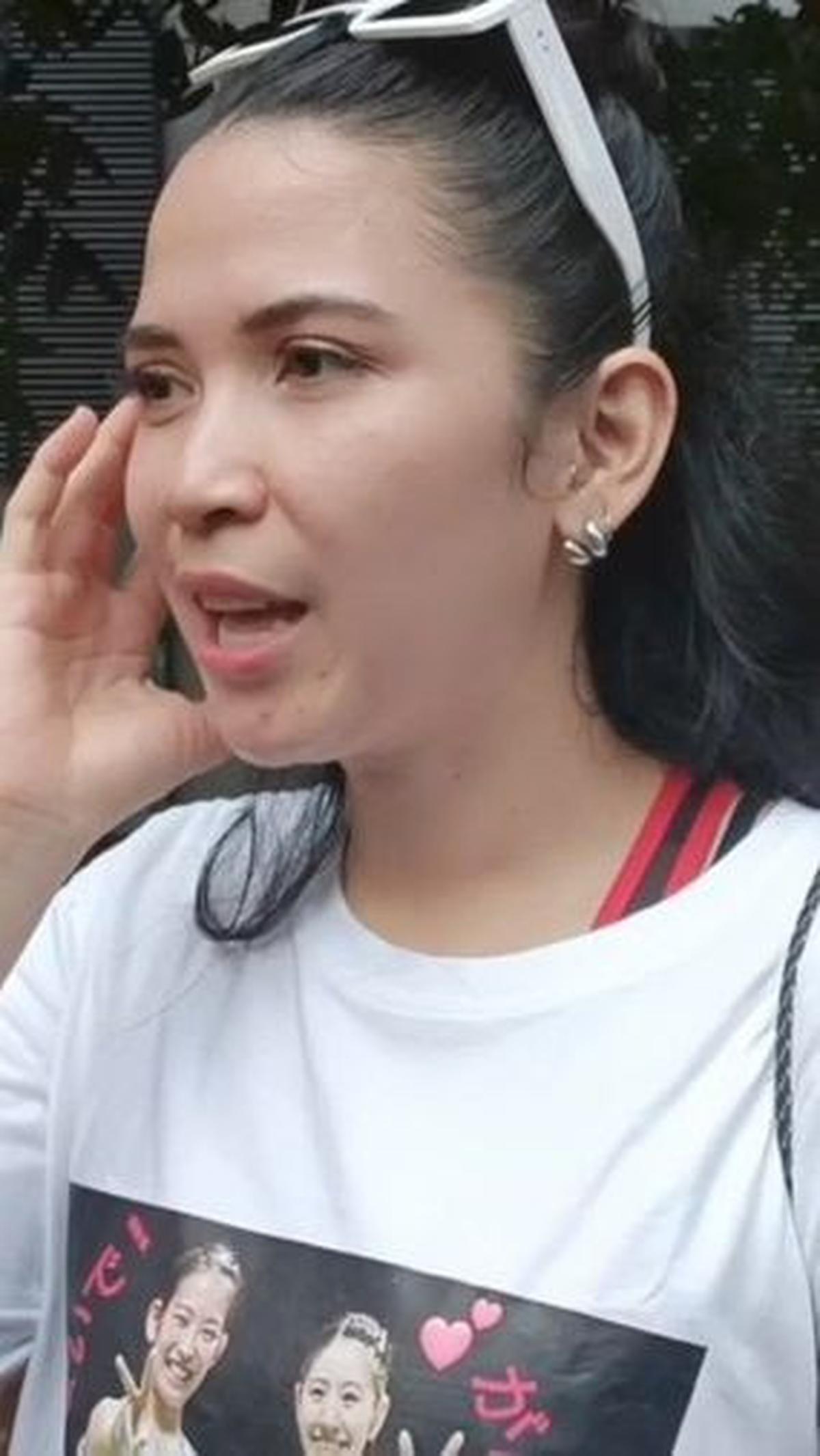 Bagi Dinda, tidak ada lagi target-target tertentu soal asmara yang harus ia kejar. "Udah nggak ada sih, udah sama sekali nggak ada," ucapnya singkat.