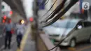 Instalasi kabel menjuntai di Jalan Panglima Polim, Kebayoran Baru, Jakarta, Kamis (31/10/2019). Buruknya pemasangan instalasi kabel di Ibukota menyebabkan banyak kabel yang menjuntai hingga mengganggu ketertiban umum. (Liputan6.com/Immanuel Antonius)