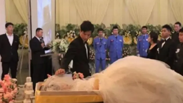 Kisah Pilu Pria Menikah Sekaligus Memakamkan Kekasih di Hari yang Sama
