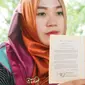 Istri kedua polisi yang mengaku menjadi korban pemalsuan buku nikah itu sempat mengamuk di kantor Propam Polda Gorontalo. (Liputan6.com/Aldiansyah Mochammad Fachrrurozy)