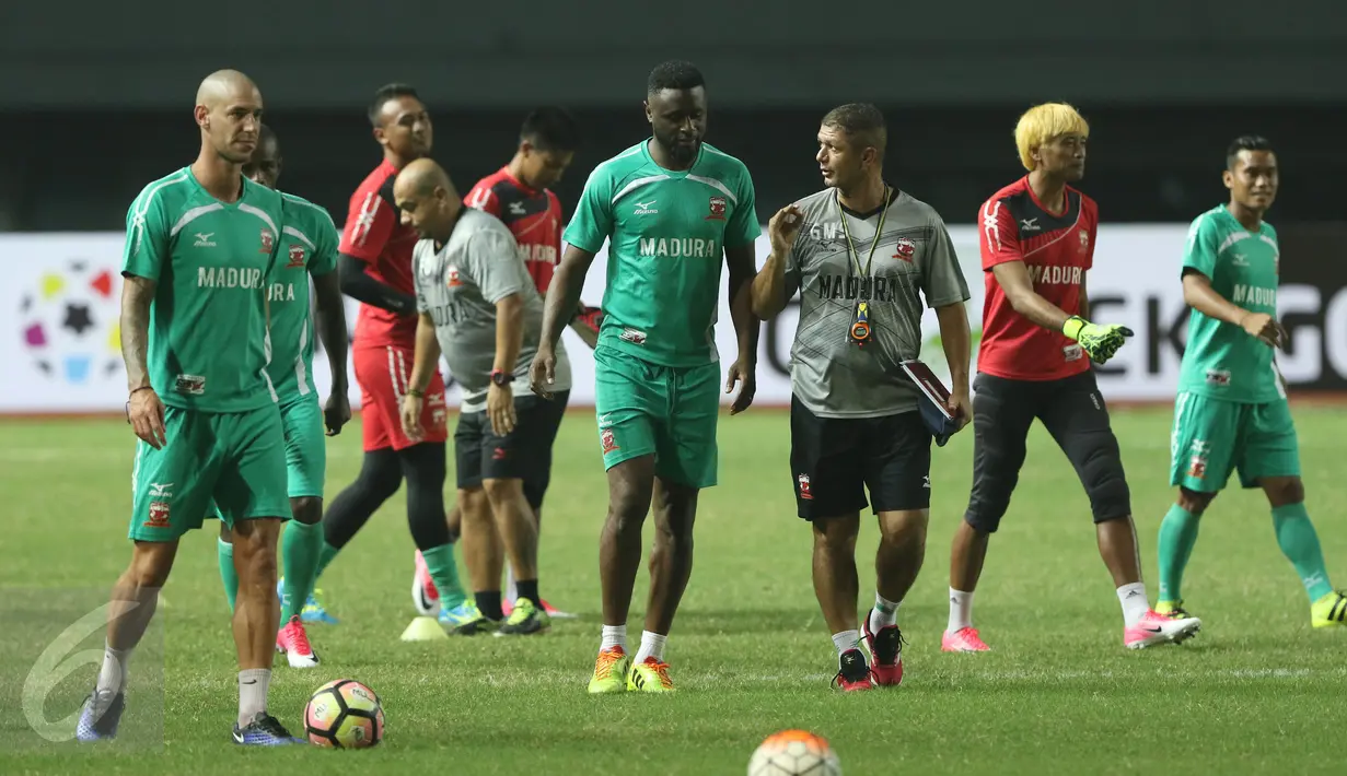 Pelatih Madura United, Mario Gomes de Oliviera (ketiga kanan) berbincang dengan Boubacar Sanogo saat latihan di Stadion Patriot Candrabhaga, Bekasi, Rabu (3/5). Madura United akan melawan Persija, Kamis (4/5). (Liputan6.com/Helmi Fithriansyah)