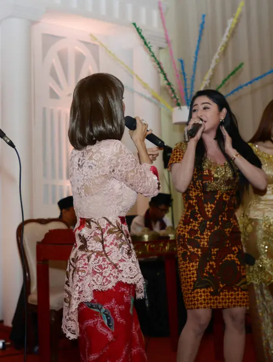 Jupe dan Depe terlihat kompak dalam satu panggung untuk pertama kalinya. Keduanya kompak menghibur para tamu yang hadir siang itu. Duet kompak ditunjukkan oleh keduanya. Keduanya juga saling memuji dan mendoakan. (Nurwahyunan/Bintang.com)
