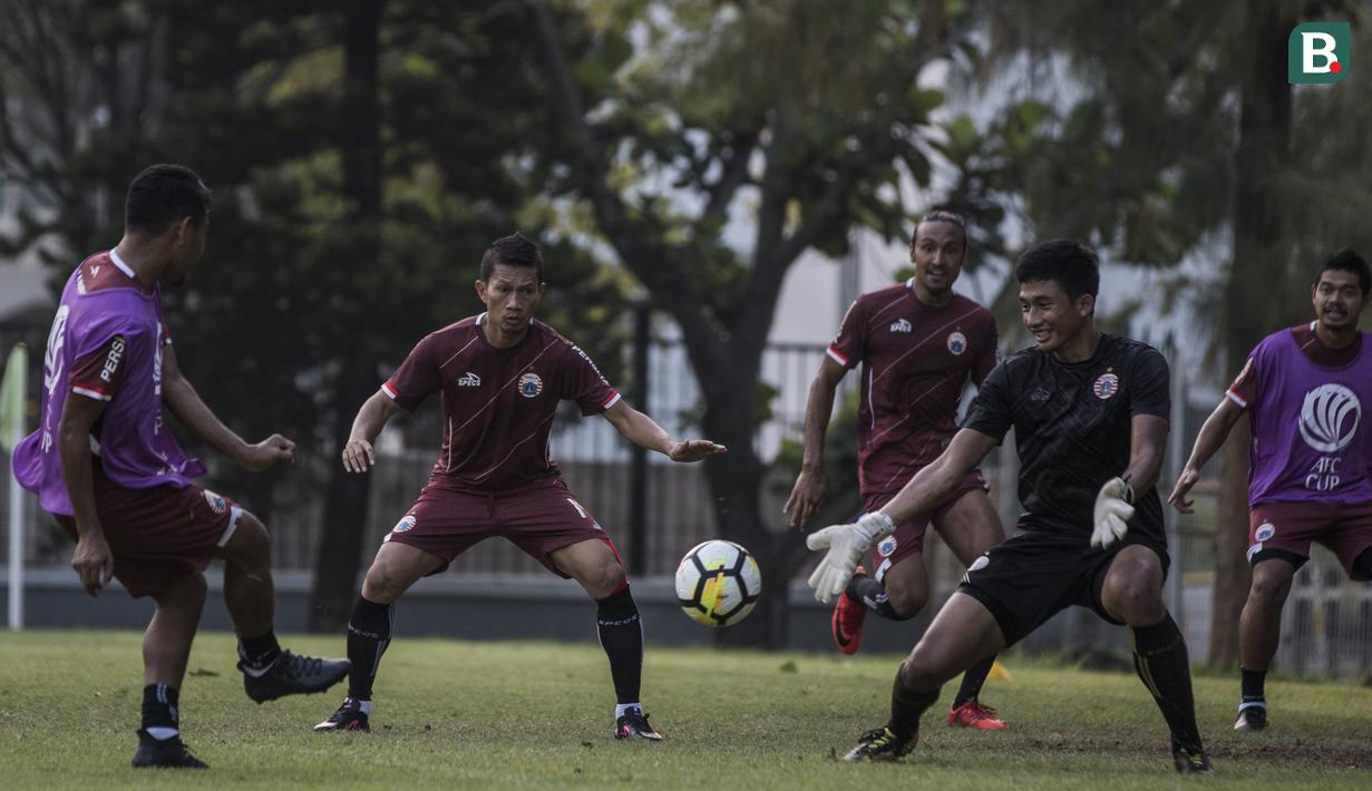 Kiper Persija Jakarta, Gianluca Rossy, berusaha menangkap bola saat latihan di Lapangan ABC Senayan, Jakarta, Senin (14/5/2018). Latihan ini persiapan jelang melawan Home United pada laga AFC Cup. (Bola.com/Vitalis Yogi Trisna)