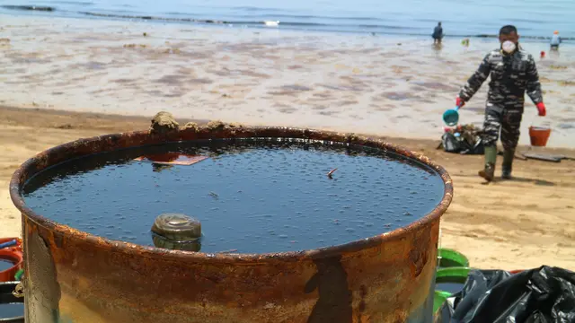 Pantauan Udara Tumpahan Minyak di Pantai Balikpapan
