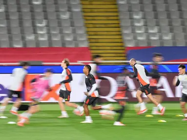 Para pemain SL Benfica menghadiri sesi latihan menjelang pertandingan leg kedua babak 16 besar Liga Champions 2024/2025 melawan FC Barcelona di Estadi Olimpic Lluis Companys di Barcelona, pada 10 Maret 2025. (Josep LAGO/AFP)