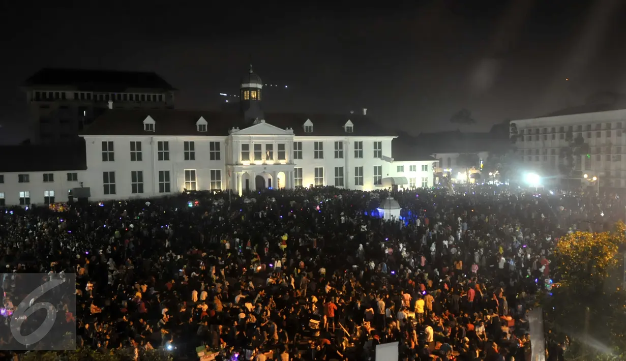 Pesta kembang api di Kota Tua Museum Fatahilla, Jakarta, Jum'at (01/01). Ribuan Warga Jakarta hadir untuk menyemarakan pergantian tahun baru. (Liputan6.com/Faisal R Syam)