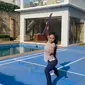 Tak hanya tangan kosong, Krisdayanti berlatih wushu dengan kipas hingga tombak dan pedang. Ia menikmati momen latihan baik di sasana maupun rumah. (Foto: Dok. Instagram @krisdayantilemos)