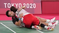 Greysia Polii/Apriyani Rahayu dari Indonesia melakukan selebrasi usai mengalahkan pasangan China Chen Qing Chen/Jia Yi Fan dalam perebutan medali emas ganda putri pada Olimpiade Musim Panas 2020, Senin, 2 Agustus 2021, di Tokyo, Jepang. (AP Photo/Dita Alangkara)