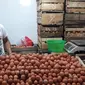 Pedagang Telur di Pasar Mencos, Setiabudi, Puryadi (Dok Foto: Bawono Yadika Tulus/Liputan6.com)