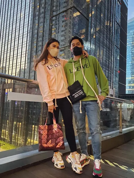 "Anak-anak aku memang belum bisa ngomong. Tapi dengan kita mengajarkan hal baik, misalnya biasain ngajarin bilang terima kasih, say thank you. Kalau ketemu keluarga lain, atau sama teman lain dibiasain menyapa," ujar Syahnaz. (Instagram/syahnazs)