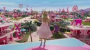 <p>Melansir Sonora, film "Barbie" menampilkan sosok Barbie dan Ken yang hidup di sebuah dunia artifisial bernama Barbie Land. (Warner Bros. Pictures via AP)</p>